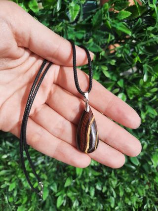 Colgante de Ojo de Hierro y Plata de Ley.