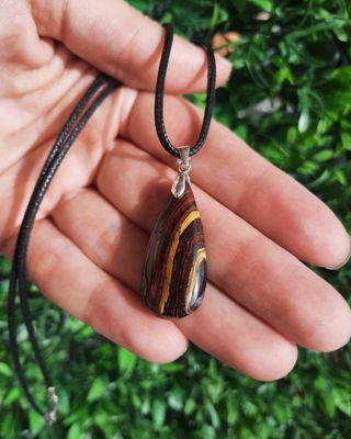 Colgante de Ojo de Hierro y Plata de Ley.