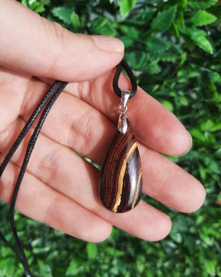 Colgante de Ojo de Hierro y Plata de Ley.