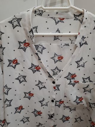 Blusa blanca T. 42 con estrellas y besos