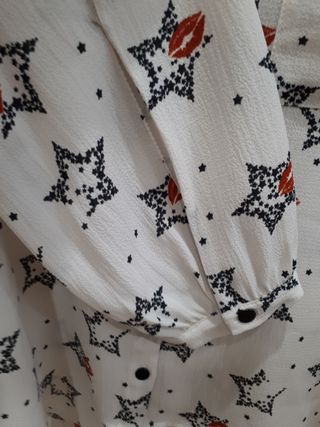 Blusa blanca T. 42 con estrellas y besos