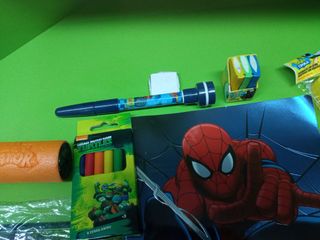 Lote de super héroes-dibujos Spiderman,Bob esponja