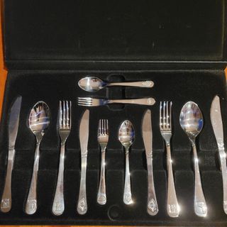 Cuberteria conmemorativa Salvador Dalí 2004