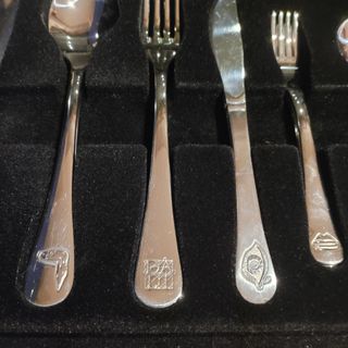 Cuberteria conmemorativa Salvador Dalí 2004