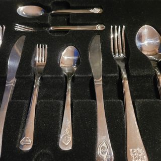 Cuberteria conmemorativa Salvador Dalí 2004