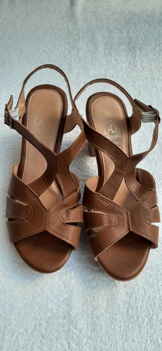 Sandalias N° 38 - Anchas y MUY CÓMODAS