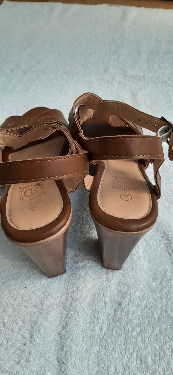 Sandalias N° 38 - Anchas y MUY CÓMODAS