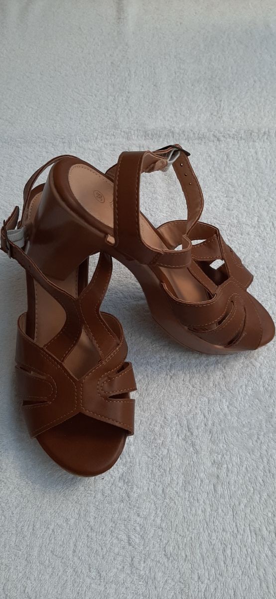 Sandalias N° 38 - Anchas y MUY CÓMODAS