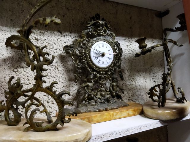 antiguo lo reloj y.candelabros de bronce