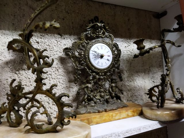 antiguo lo reloj y.candelabros de bronce