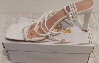 sandalias blancas