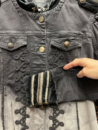 Cazadora tejana Desigual negra y gris