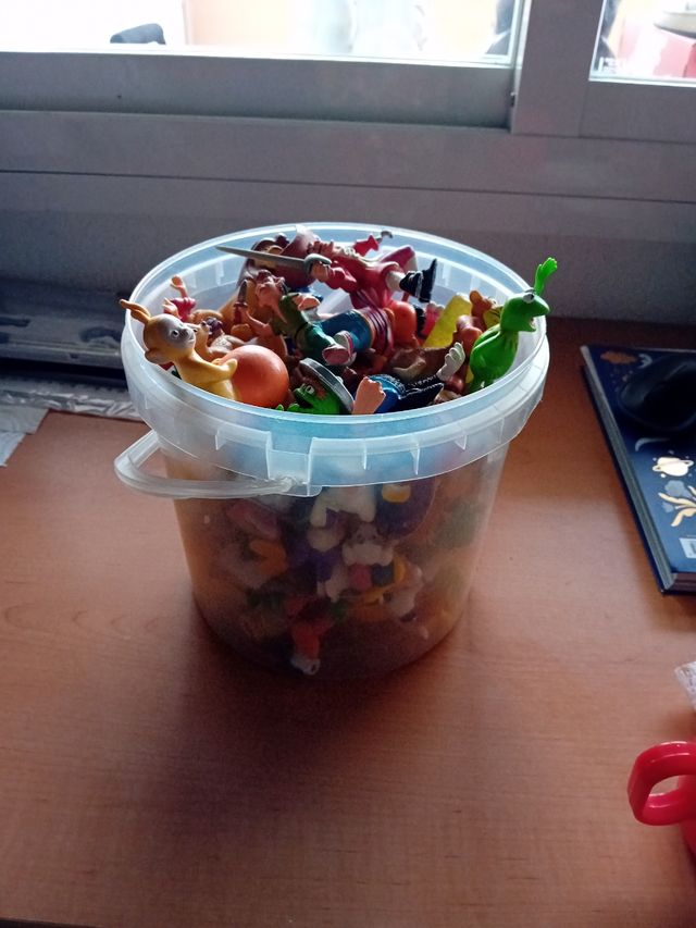 Bote de figuras Disney y animalitos varios juguete