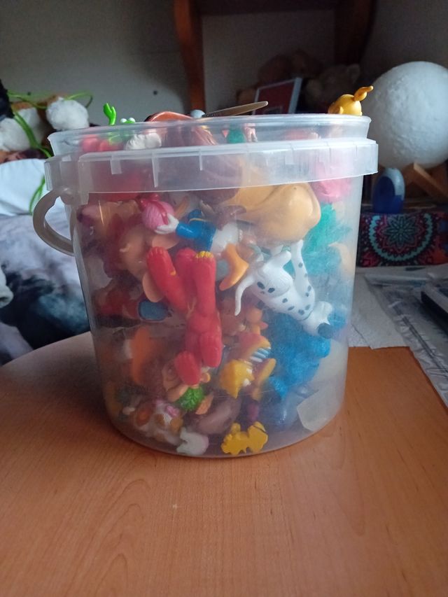 Bote de figuras Disney y animalitos varios juguete