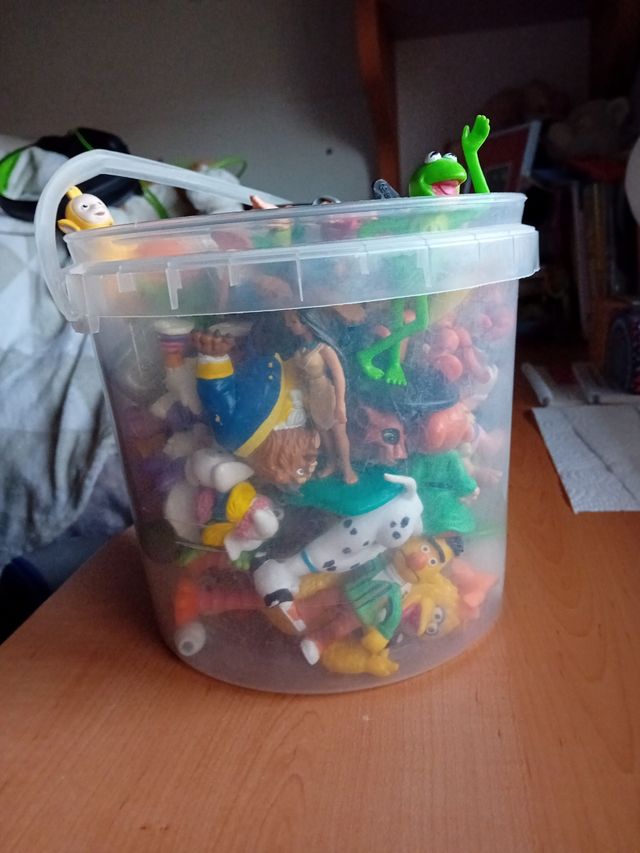Bote de figuras Disney y animalitos varios juguete