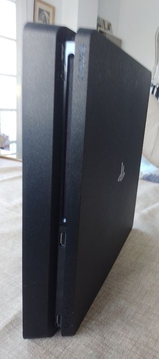 PS4 HDR 1TB Jet Black 2 mandos. Juego incluido