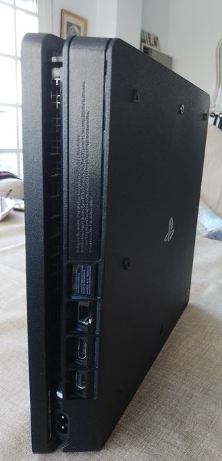 PS4 HDR 1TB Jet Black 2 mandos. Juego incluido