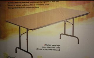 Mesa con patas plegables.