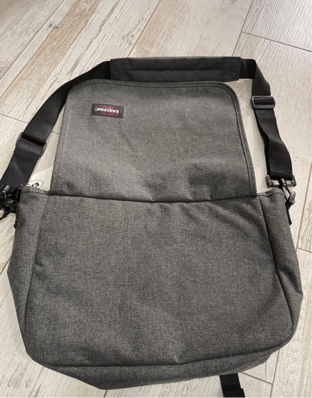 Bolsa portátil nueva Eastpak