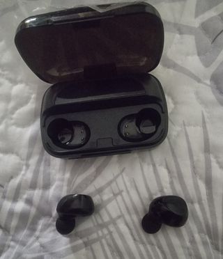 Auriculares Bluetooth con caja de carga y cable