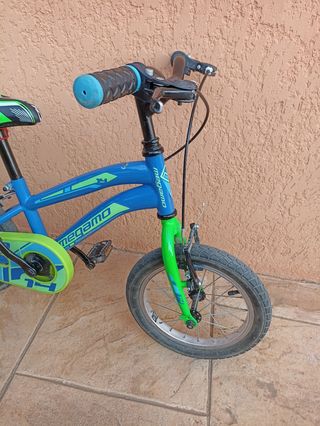 Bicicleta para niños de cuatro o cinco años.
