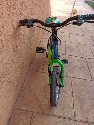 Bicicleta para niños de cuatro o cinco años.