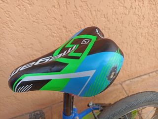 Bicicleta para niños de cuatro o cinco años.