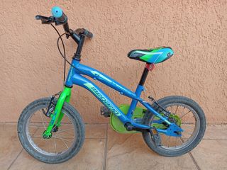 Bicicleta para niños de cuatro o cinco años.