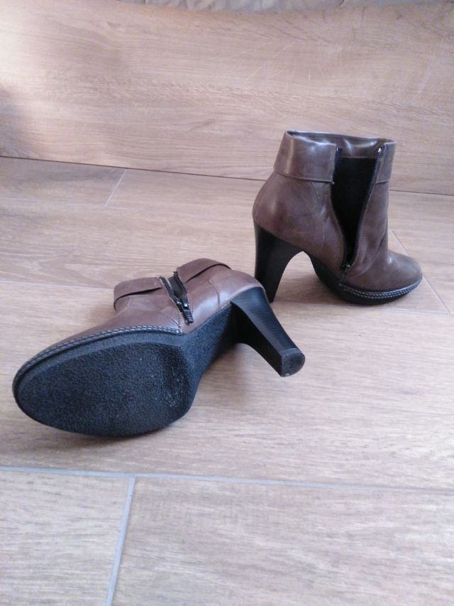 Botines talla 40.
