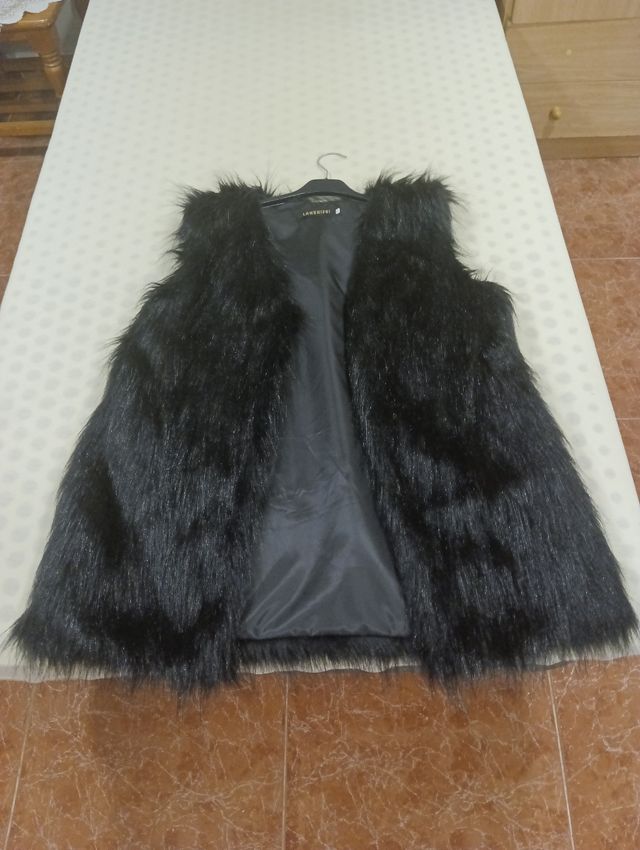 Chaleco de pelo negro azabache 
