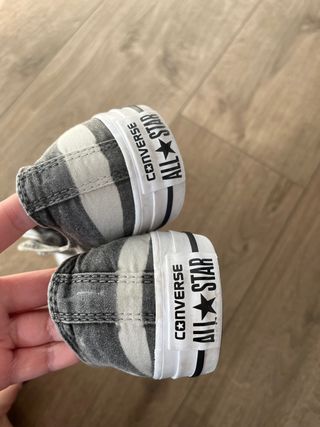 Zapatillas grises y blancas 
