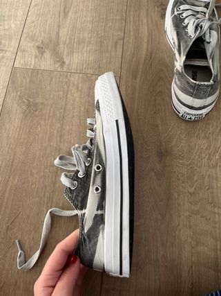 Zapatillas grises y blancas 