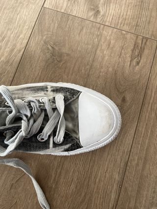 Zapatillas grises y blancas 