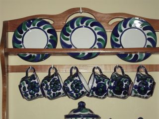 Estantería con juego de café granadino