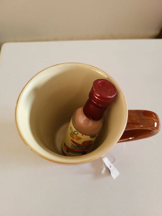 Taza nueva sin estrenar y botella