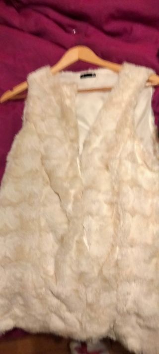 lote 2 chalecos de pelo,apenas sin usar. 