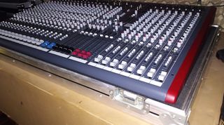 Mesa de sonido Allen & Heath zed 428 + Flight Case