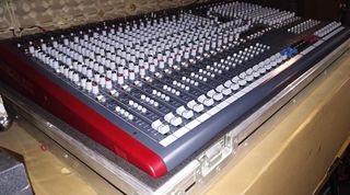 Mesa de sonido Allen & Heath zed 428 + Flight Case