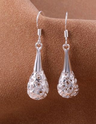 Pendientes largos plateados forma gota