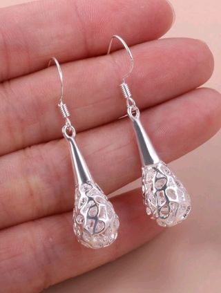 Pendientes largos plateados forma gota
