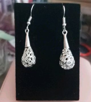 Pendientes largos plateados forma gota