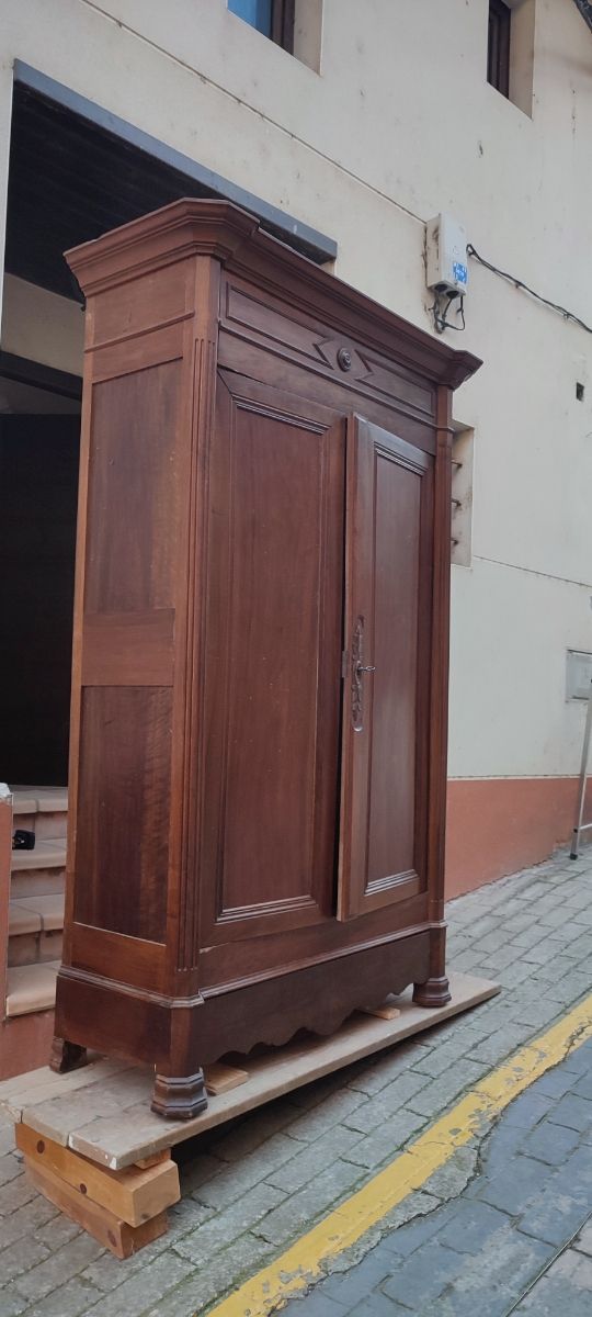 Impresionante armario antiguo de nogal ropero