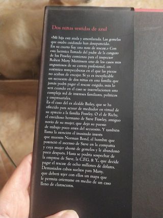 Dos niñas vestidas de azul