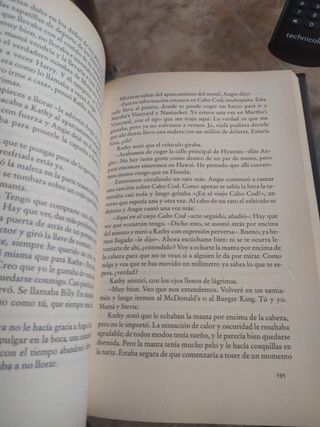 Dos niñas vestidas de azul