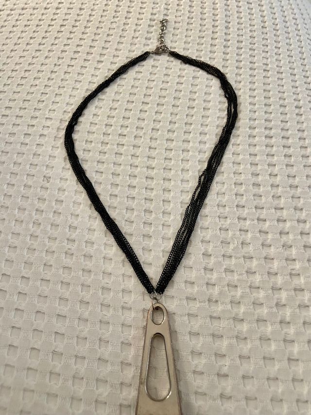 Collar negro y plateado de cadenas Zara