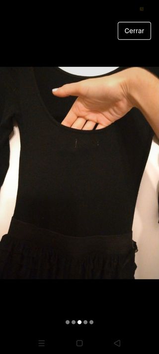 Vestido ajustado negro con volantes pequeños