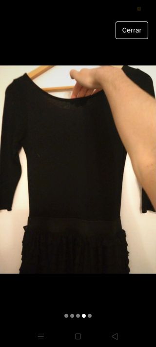 Vestido ajustado negro con volantes pequeños