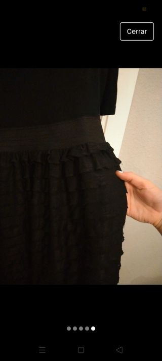 Vestido ajustado negro con volantes pequeños