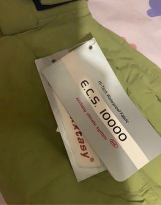 Pantalon esquiar valorado en 130€ con etiqueta 