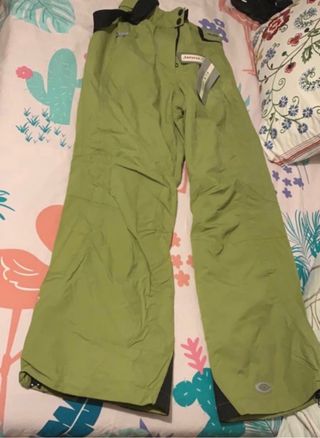 Pantalon esquiar valorado en 130€ con etiqueta 